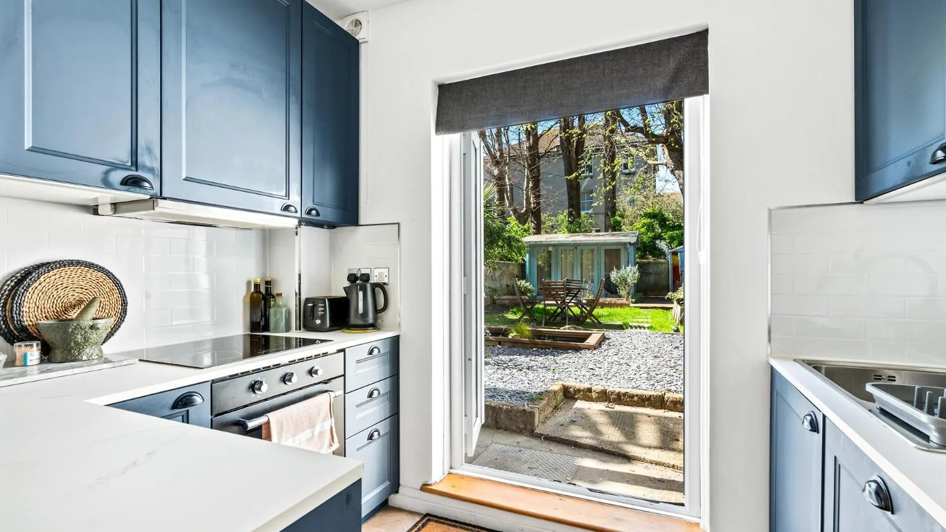 Relax And Explore - Serene Garden Next To Seafront Brighton Apartment